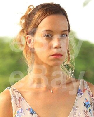 chloe pirrie death in paradise